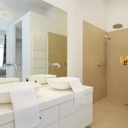 Leonitta Bright And Apartment
